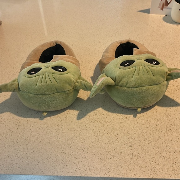 Baby Yoda/Grogu plush slippers, size 2/3. - Picture 4 of 4